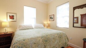 A bedroom with a bed, two bedside tables, a nightstand, and two windows. - Olive With a Twist by Avantstay Fenced Yard + Walk to Downtown Paso Robles (Paso Robles)