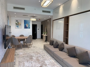 Ein modernes Interieur mit Essbereich, einer Couch und einer Whiteboard-Tafel.