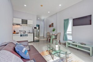A modern apartment with a kitchen, dining area, and living space. - The 1 Bedroom "Four" with large pool (Muang Pattaya)