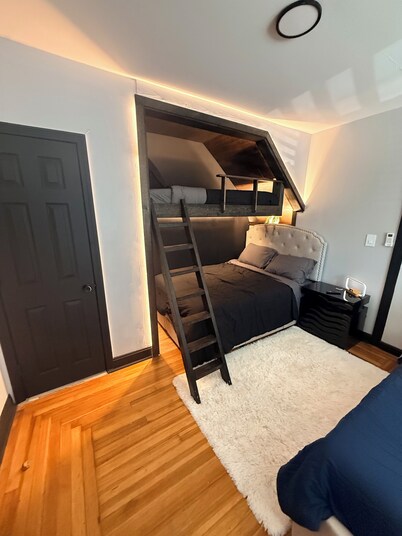 Black Comfort Room
