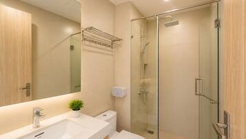 Apartamento de lujo, 1 cama de matrimonio grande | Baño | Ducha, secador de pelo, zapatillas y toallas