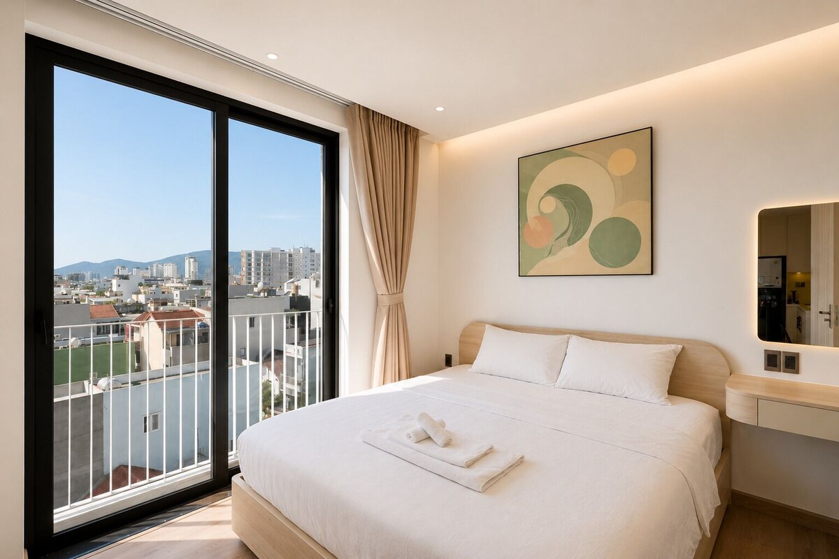 Apartamento básico, 1 habitación, vistas a la ciudad | Escritorio, cortinas opacas, tabla de planchar con plancha