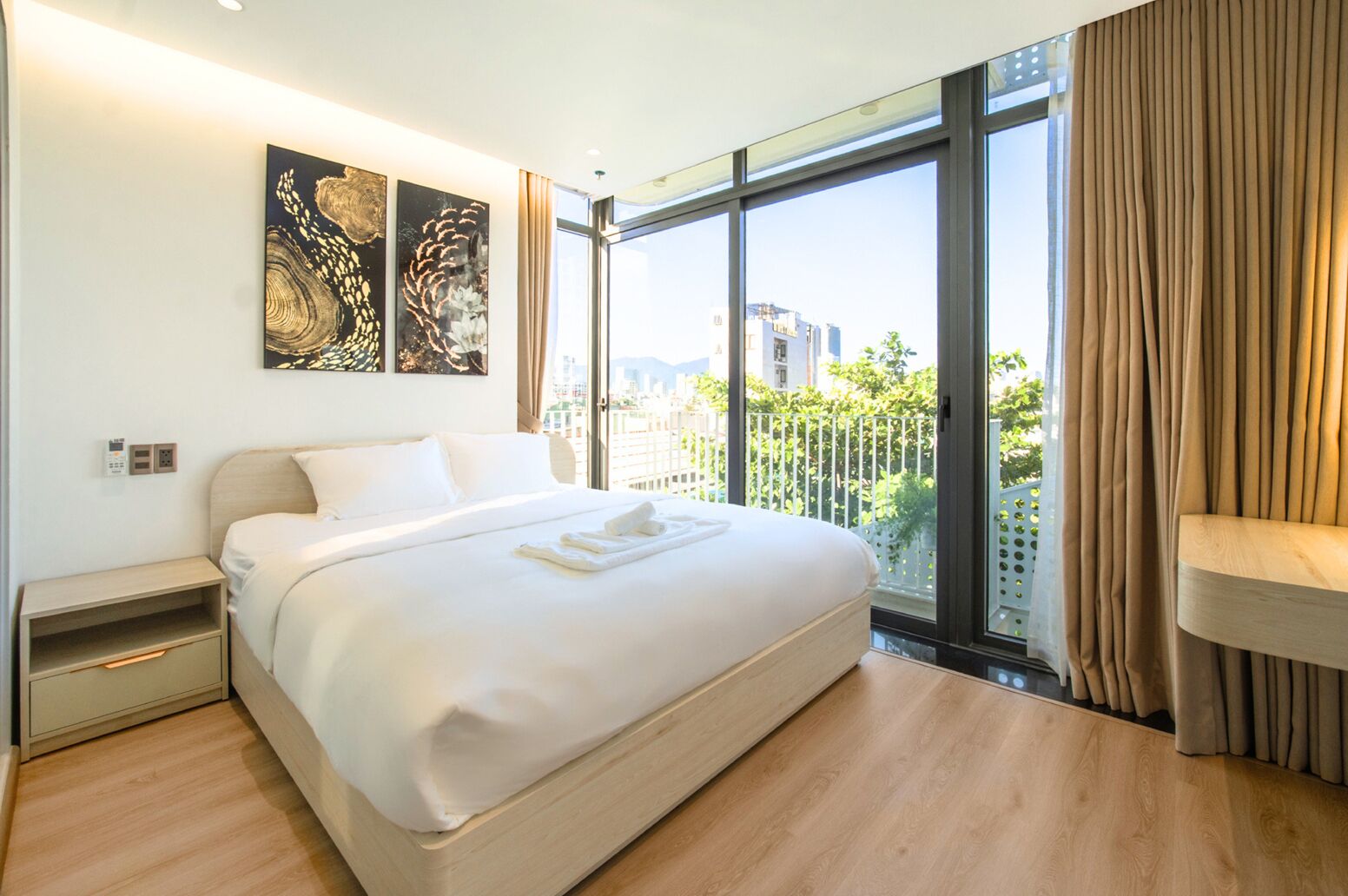 Apartamento de lujo, 2 habitaciones, vistas a la ciudad | Escritorio, cortinas opacas, tabla de planchar con plancha