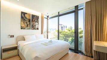 Apartamento de lujo, 2 habitaciones, vistas a la ciudad | Escritorio, cortinas opacas, tabla de planchar con plancha