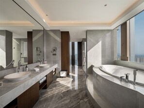Suite Executive | Bagno | Vasca e doccia separate, asciugacapelli, pantofole, asciugamani