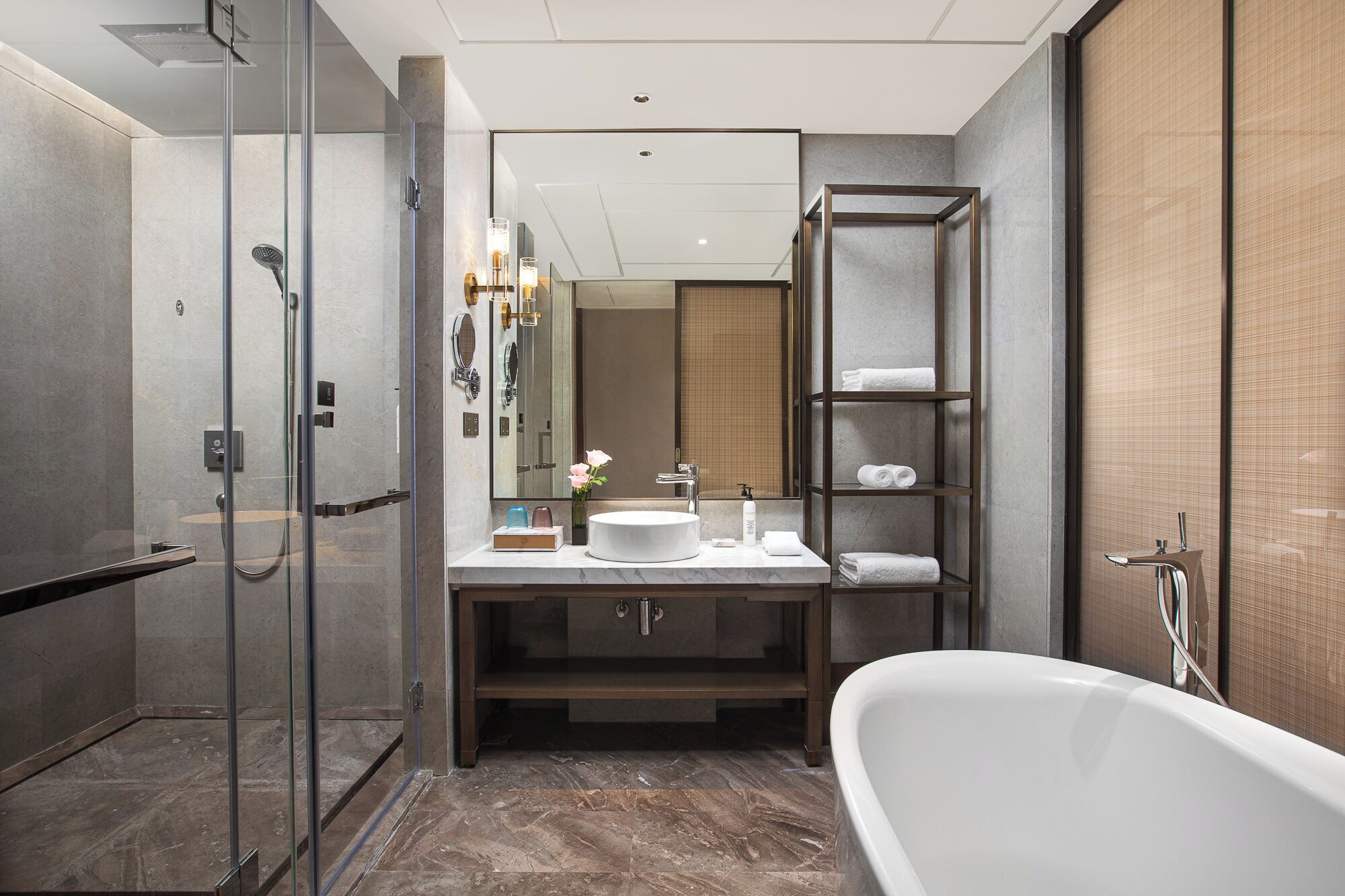 Luxury-Einzelzimmer | Badezimmer | Badewanne und Dusche (separat), Haartrockner, Hausschuhe, Handtücher