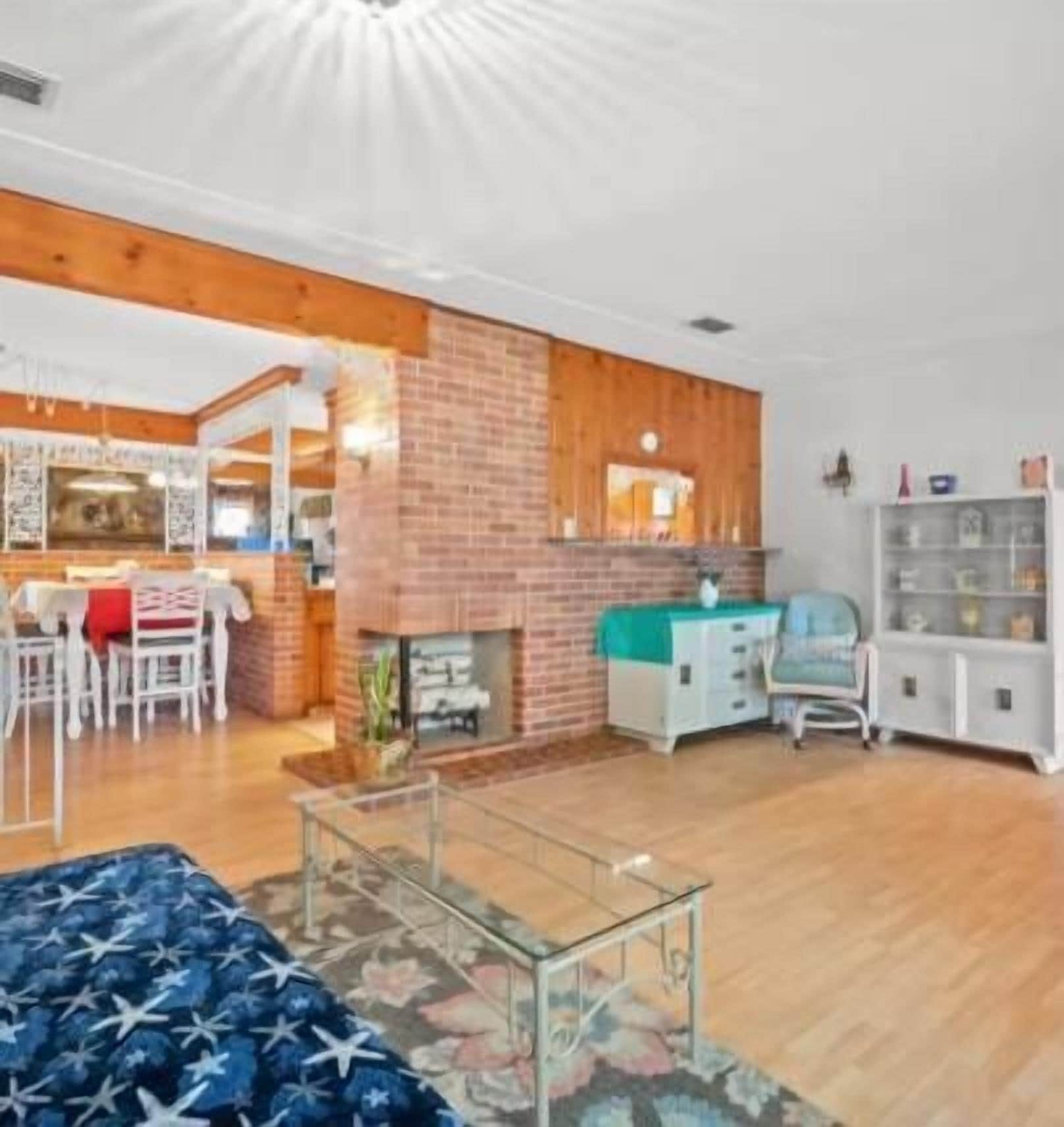 Una sala de estar moderna con un sofá, una mesa de centro y un comedor con sillas y una mesa.