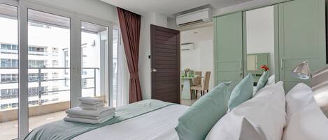 Une chambre d’hôtel avec un lit, une table et une vue sur l’extérieur.