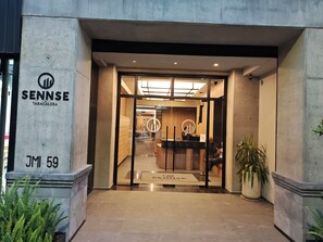 The entrance to a hotel with a reception desk, a sign indicating the hotel name, and a number plaque. - Balcony with a view of the Monument to the Revolution, Rooftop, and Gym (Ciudad de México)