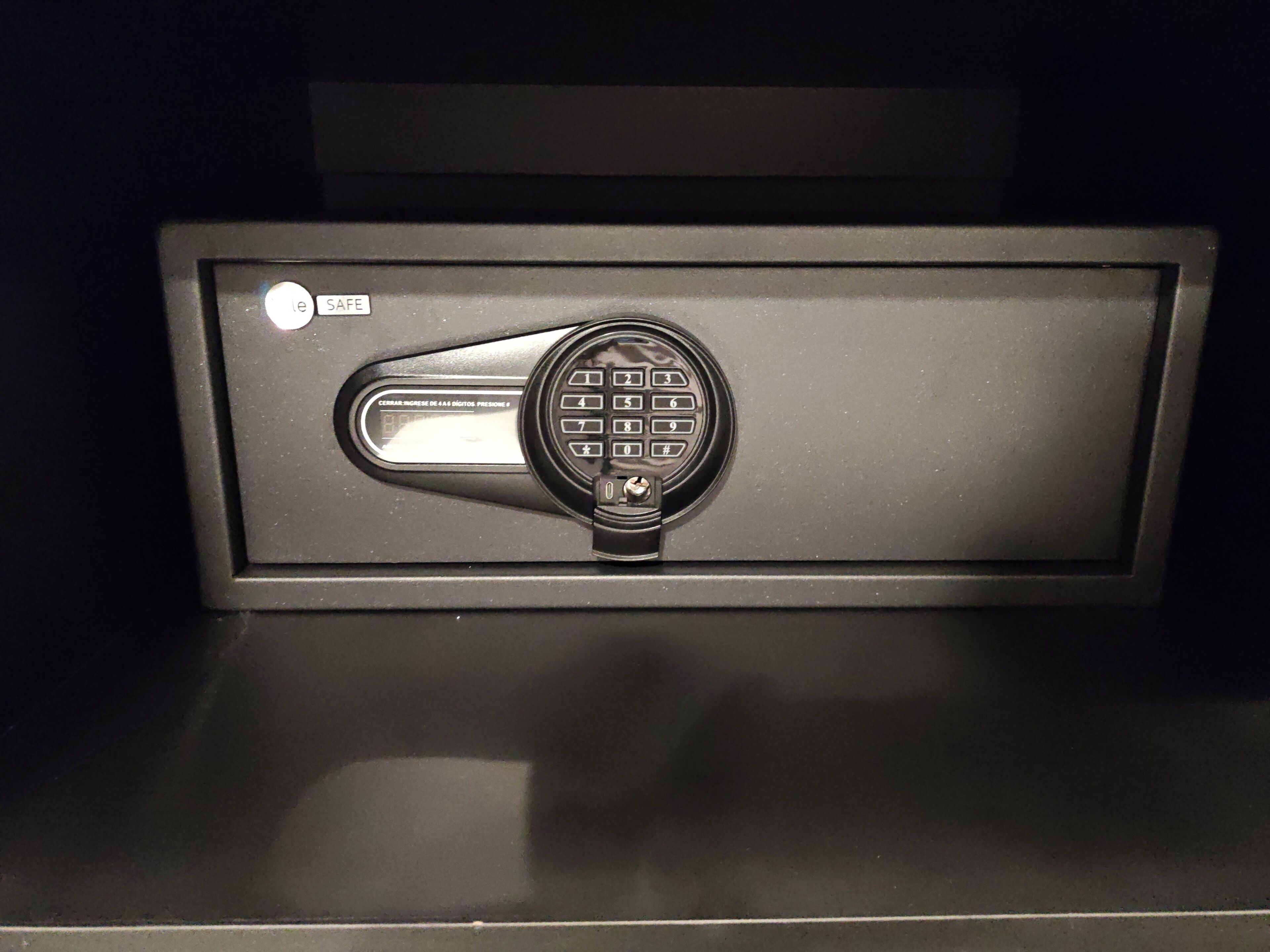 Un coffre-fort doté d’un clavier et d’un mécanisme de verrouillage.