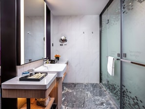 Shower, hair dryer, slippers, towels - Hampton by Hilton panyu avenue (Guangzhou)