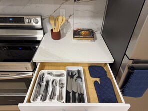 Réfrigérateur, micro-ondes, plaque de cuisson, lave-vaisselle