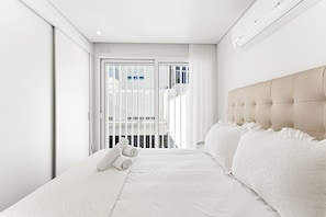 Room - GuestReady-Modern Retreat with Private Balcony (Guimarães)