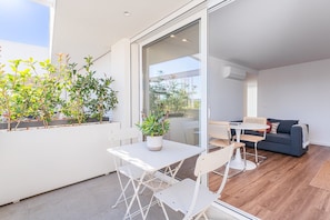 Outdoor dining - GuestReady-Modern Retreat with Private Balcony (Guimarães)