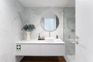 Bathroom - GuestReady-Modern Retreat with Private Balcony (Guimarães)