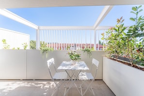 Outdoor dining - GuestReady-Modern Retreat with Private Balcony (Guimarães)