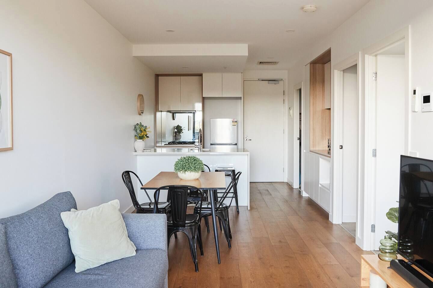 Ein modernes Apartment mit Essbereich, Küche und Wohnraum.