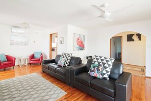 Living area - Bellarine Bungalow Bay Breezes and Wineries Galore (Portarlington)