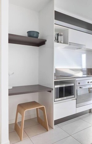 Wasserkocher mit Kaffee-/Teezubehör, Kühlschrank, Mikrowelle, Ofen