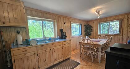 Little House: 2 Bedroom 1.5 Bathroom on Authentic Homestead