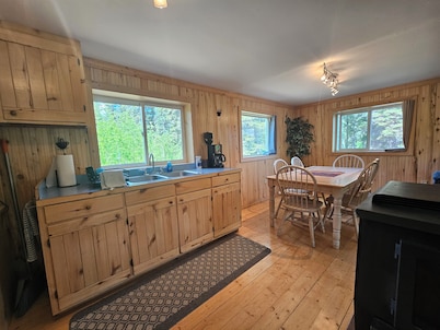 Little House: 2 Bedroom 1.5 Bathroom on Authentic Homestead