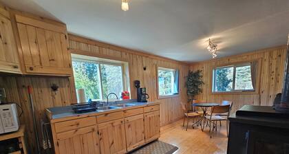 Little House: 2 Bedroom 1.5 Bathroom on Authentic Homestead