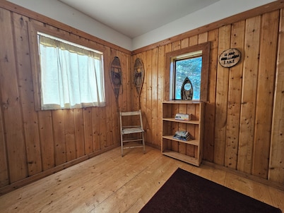 Little House: 2 Bedroom 1.5 Bathroom on Authentic Homestead