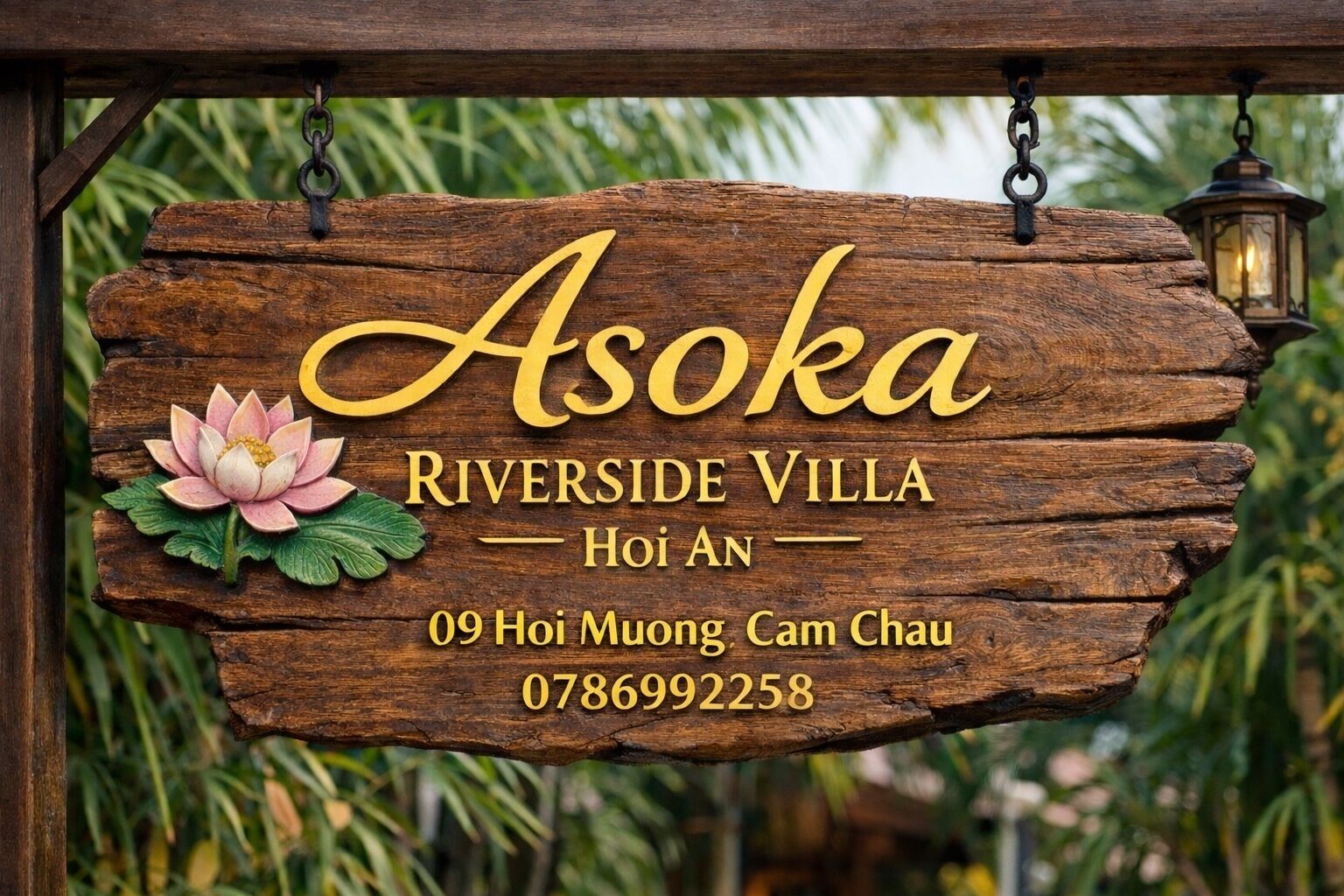 Et træskilt med navnet 'Asoka Riverside Villa' og kontaktoplysninger.