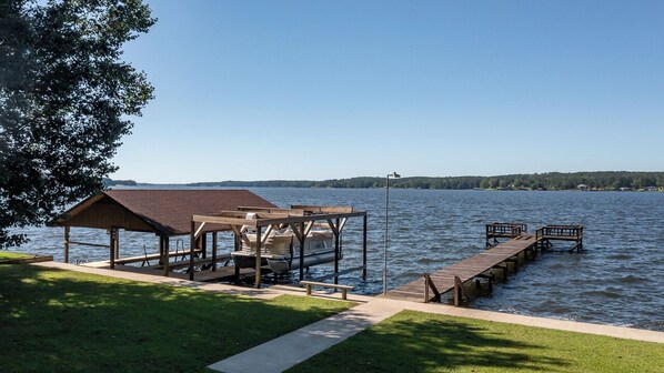Une jetée au bord du lac, dotée d’un espace de repos abrité et d’un bateau.