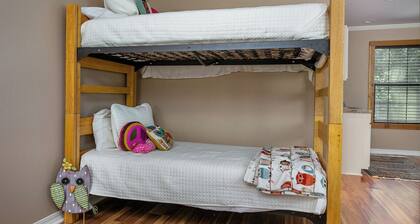 House + Guest House LakeFront; Sleeps 14 by Ramp