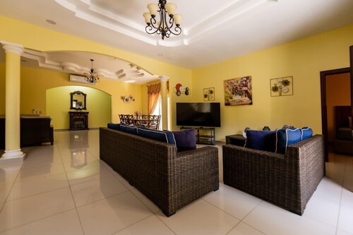 Villas Valentina: 7BR Villa, Private Pool, Sleeps 30, 5 Min Walk to Beach