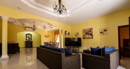 Villas Valentina: 7BR Villa, Private Pool, Sleeps 30, 5 Min Walk to Beach