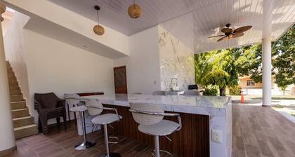 Beautiful Villa in Tela with spacious pool and walkable beach distance