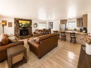 Living area - Yosemite Gateway Rustic Cabin (Groveland)