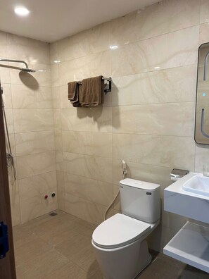 Standard Double Room | Bathroom | Shower, free toiletries, hair dryer, towels - Tago Ruby Homestay (Dien Hong)