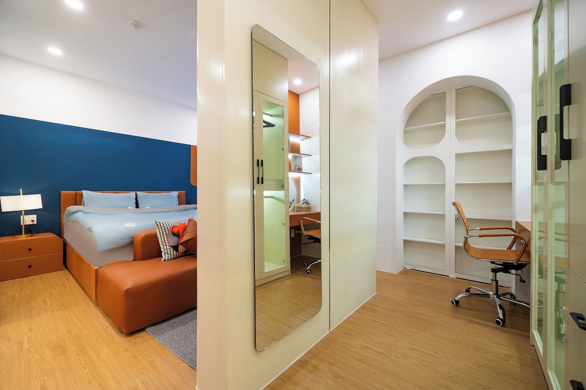 Signature Double Room, Kitchen | Desk, laptop workspace, WiFi (free), bed sheets