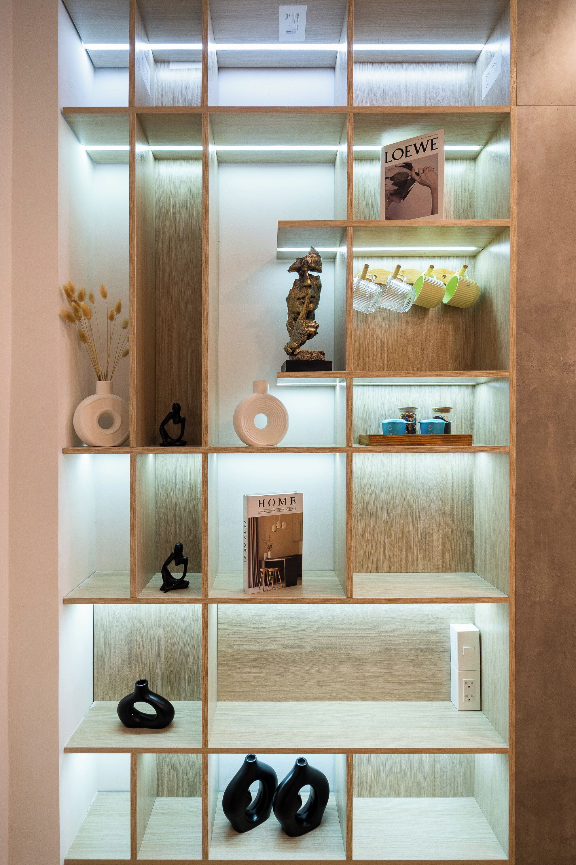 Un depósito bien organizado con varias estanterías, algunas con libros y objetos decorativos.