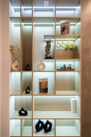 Un depósito bien organizado con varias estanterías, algunas con libros y objetos decorativos.