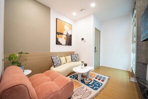 Una sala de estar moderna con un sofá, una mesa de centro y un cuadro en la pared.
