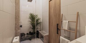 Dutxa, articles de tocador gratuïts, assecador de cabells i tovalloles 