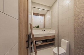 Shower, free toiletries, hair dryer, towels - The Sultanate Fulhadhoo (Fulhadhoo)