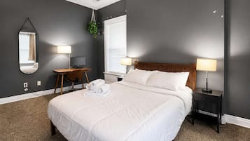 Desk, iron/ironing board, WiFi, bed sheets