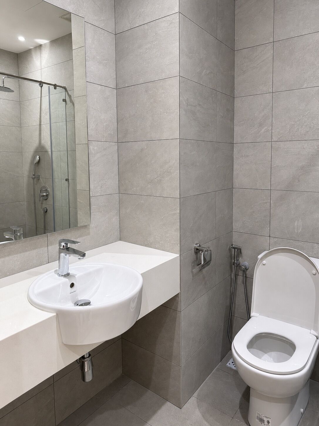 Estudio, balcón, vistas a la ciudad | Baño | Toallas, jabón, champú y papel higiénico