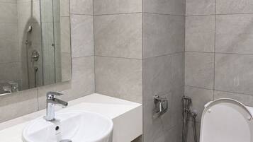 Estudio, balcón, vistas a la ciudad | Baño | Toallas, jabón, champú y papel higiénico