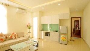 Un apartamento moderno con sala de estar, kitchenette y comedor.