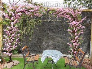 Outdoor dining - Green Garden Residence hotel (Ngu Hanh Son)