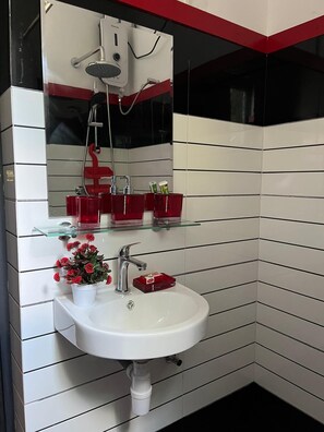 Familien-Doppelzimmer, Gartenblick | Badezimmer | Dusche, Handtücher, Seife, Toilettenpapier