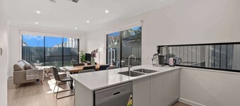 Campbelltown modern home Family Stay