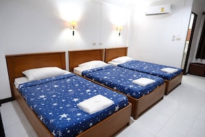 Desk, WiFi (free) - Yindee Court Hotel (Mueang Rayong District,)