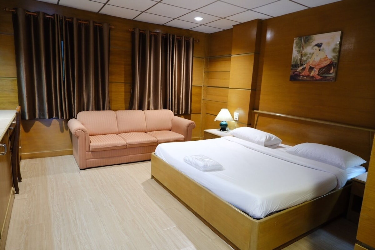 Grand Deluxe Room | Escritorio, wifi gratis y ropa de cama